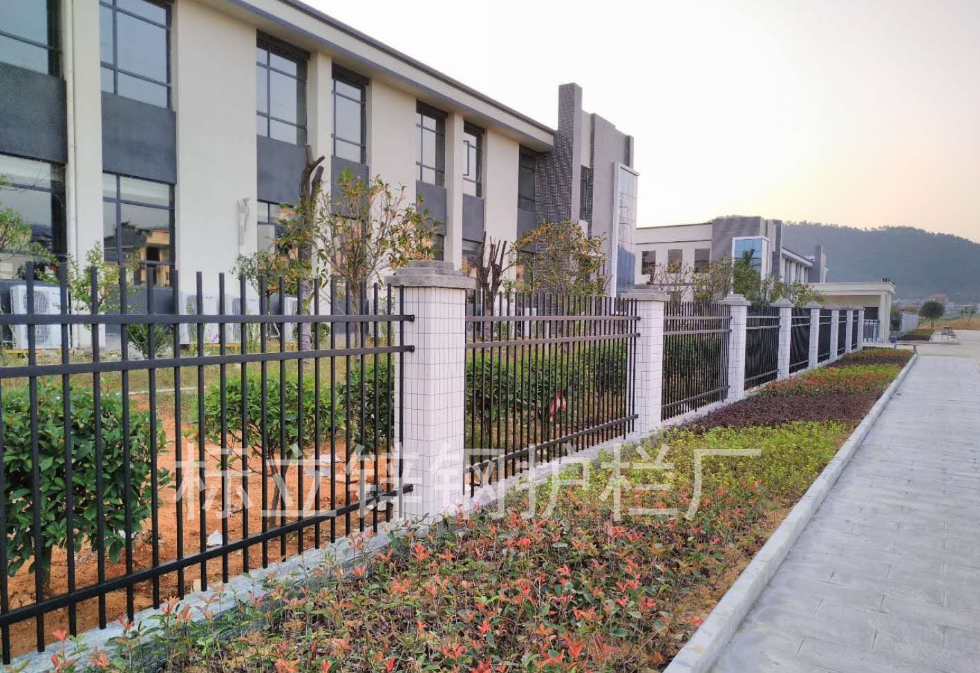 锌钢围墙护栏XG-W010副本.jpg