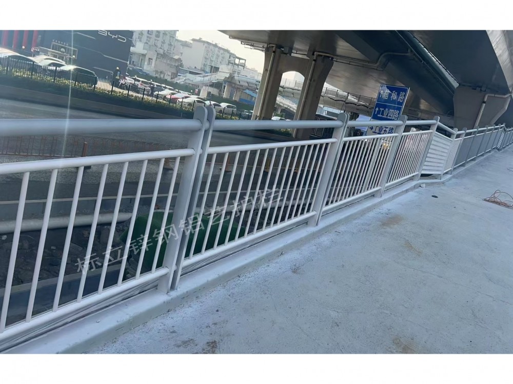 锌钢马路护栏XG-ML001